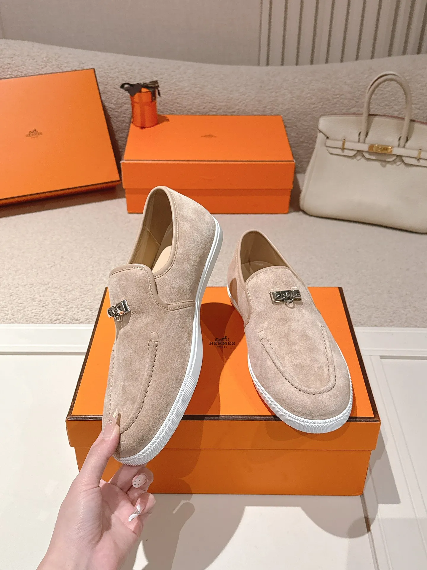 Men's Men's Shoes 600💰 Hermes# Couple Studded Loafers Calfskin and suede goatskin lace-up free sneakers with signature "H" detail. The design is simple and smooth, creating a fashionable urban look. It is comfortable and versatile. H family classics are not outdated, and the delivery counter is exquisitely packaged🛍📦 Fabric: Original customized imported first-layer cowhide/cow down Lining: Imported soft sheepskin Sole: Original open-molded anti-slip TPU material Size: 35-45
